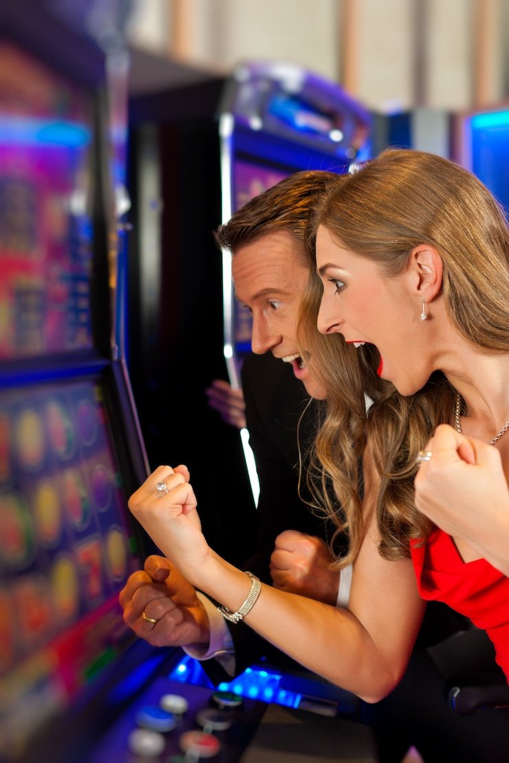 Antarmuka aplikasi mobile kenatoto menampilkan live dealer dan menu sportsbook